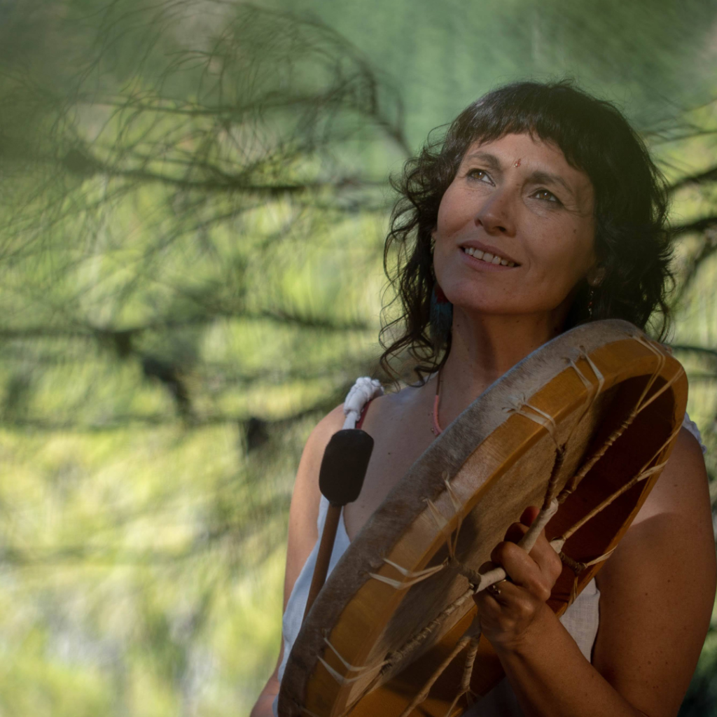Isha Morah, coach de voz y creadora de Tu Voz Genuina.
